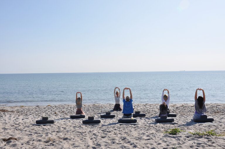 Yoga på stranden på Samsø